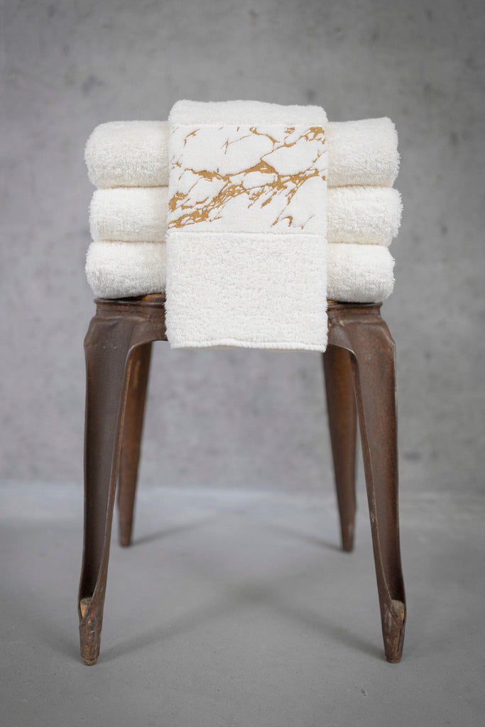 Abyss Alpi Towels with 840 Gold design elements.