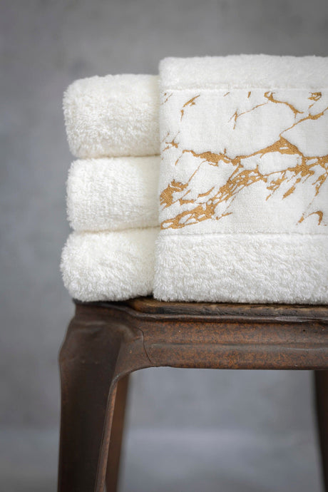 Abyss Alpi Towels with 840 Gold design elements.