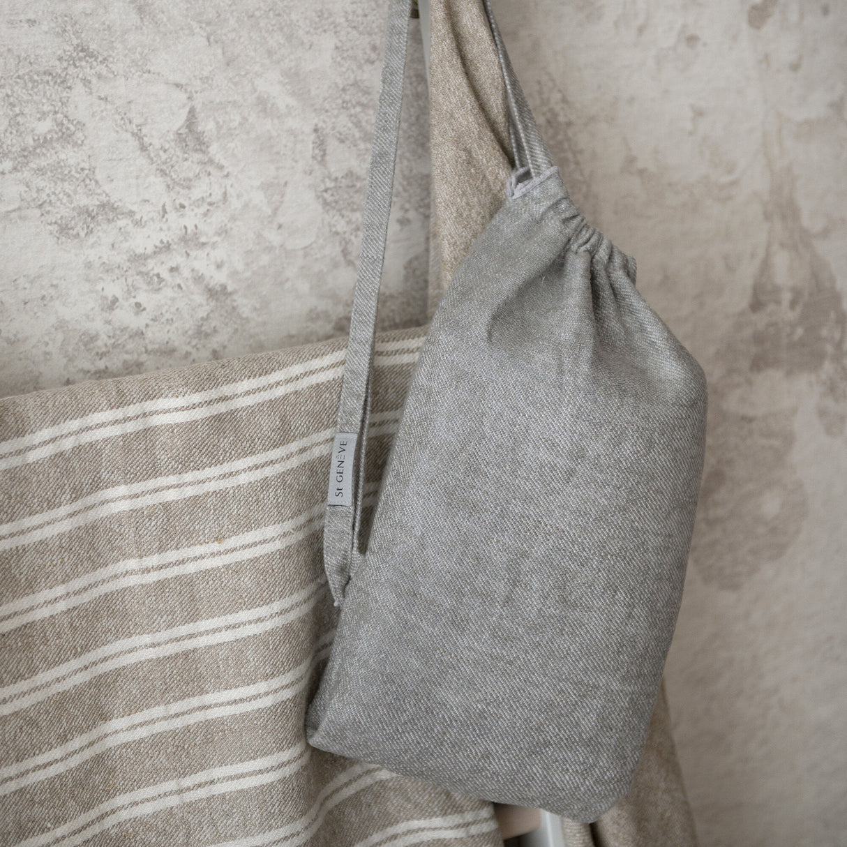 St Genève Tutto in Natural w/ Ivory Double Stripe. Travel sac in Grey